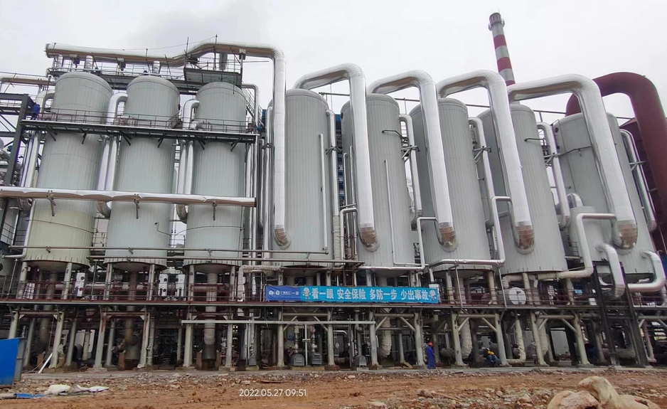 Sistema de evaporación por película descendente de placas