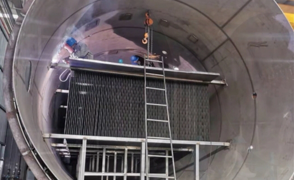 Sistema de evaporación por película descendente de placas